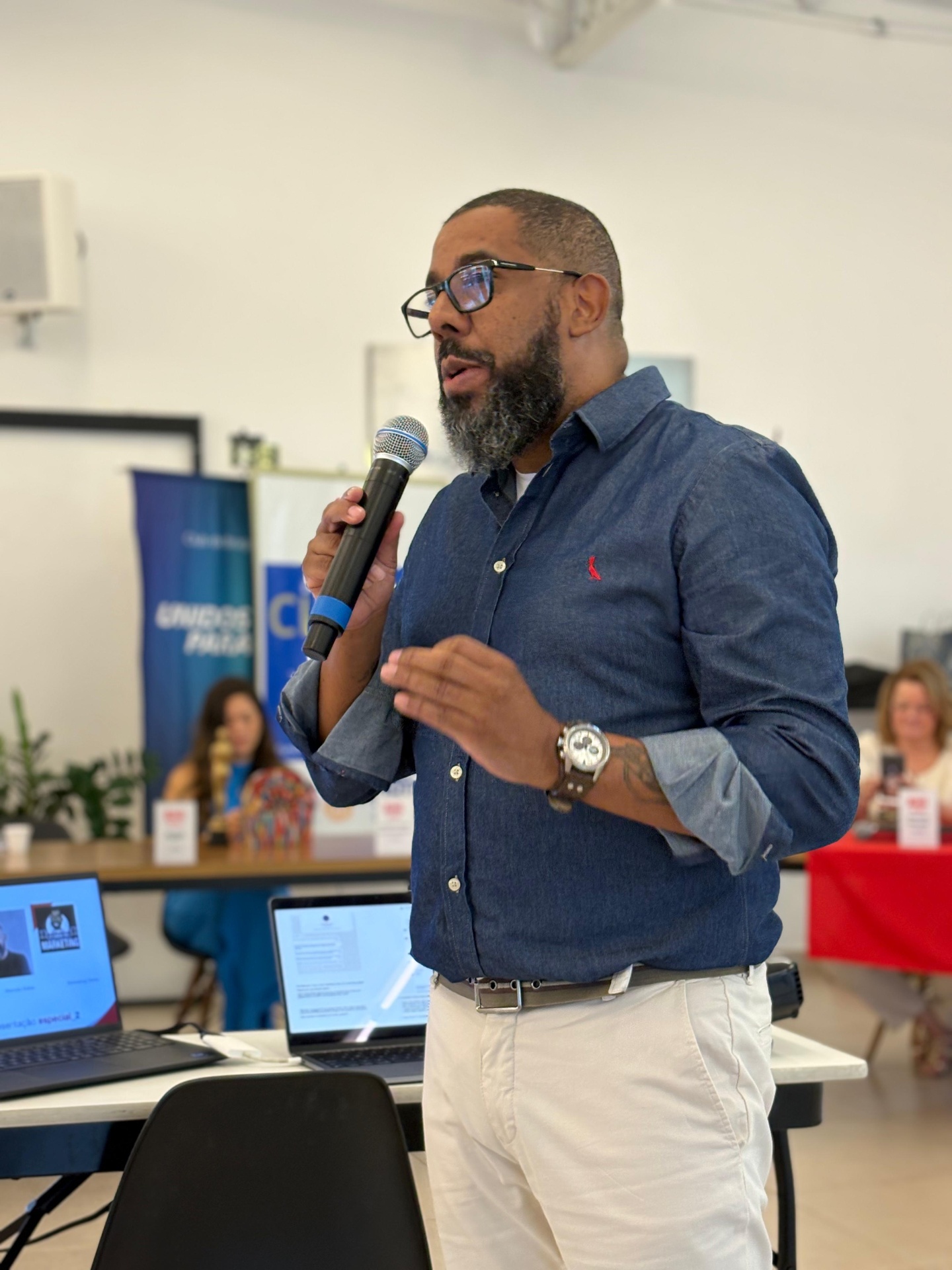 Marcelo Sales, criador do Método Kairós, apresentando em palestra sobre CRM e operação comercial